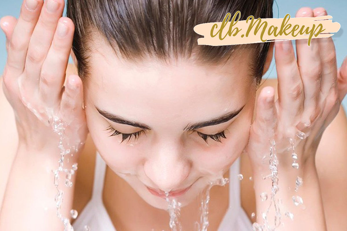 Sử dụng toner ngay sau khi rửa mặt để hoàn thiện các bước làm sạch da